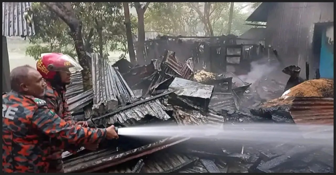 ঝালকাঠির নবগ্রাম বাজারে বসতঘরে আগুন, অগ্নিদগ্ধ শিশু