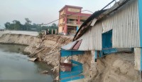 কুড়িগ্রাম রৌমারীতে নদী ভাঙ্গনের কবলে প্রাইমারি স্কুল