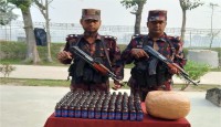 লালমনিরহাট ১৫ বিজিবির হাতে গাঁজা ৪ কেজি ফেয়ারডিল ১৮০  বোতল আটক
