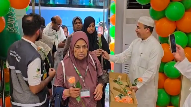 সৌদি আরবে বাংলাদেশি হজযাত্রীদের ফুল দিয়ে বরণ