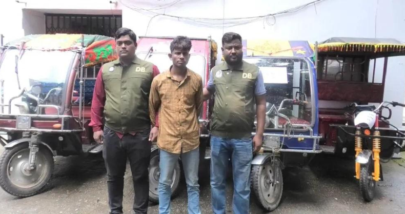 লালমনিরহাটে ডিবি পুলিশের অভিযানে ৪টি চোরাই অটোরিকশাসহ আন্তঃজেলা চোর চক্রের ২ সদস্য গ্রেপ্তার
