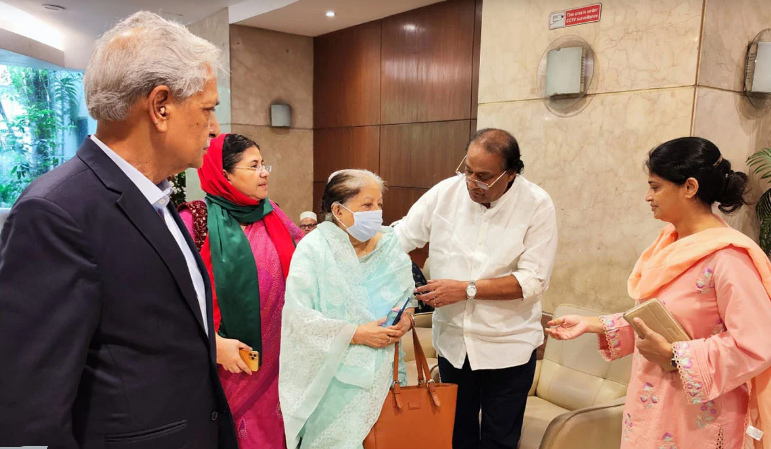 চিত্রশিল্পী মুস্তাফা মনোয়ারের খোঁজ-খবর নিতে হাসপাতালে সংস্কৃতি মন্ত্রী-প্রতিমন্ত্রী