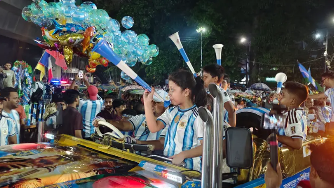 আর্জেন্টিনা ম্যাচ ঘিরে টিএসসিতে উৎসবের আমেজ, ভক্তদের উল্লাস