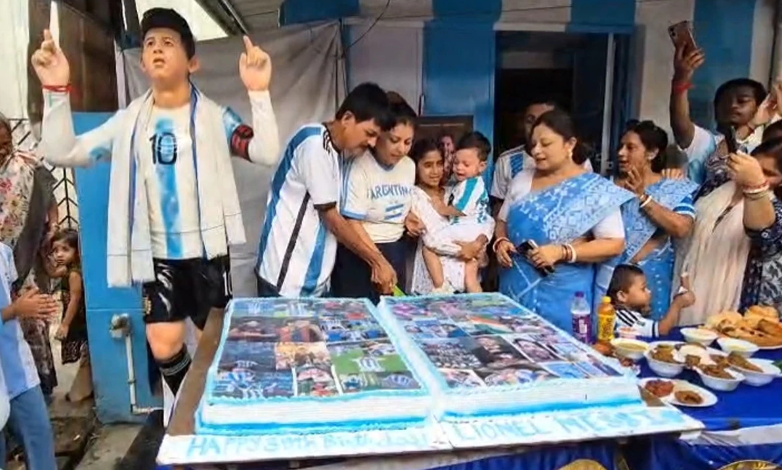৩৯ পাউন্ডের কেক কেটে পশ্চিমবঙ্গে মেসির ৩৯তম জন্মদিন উদযাপন