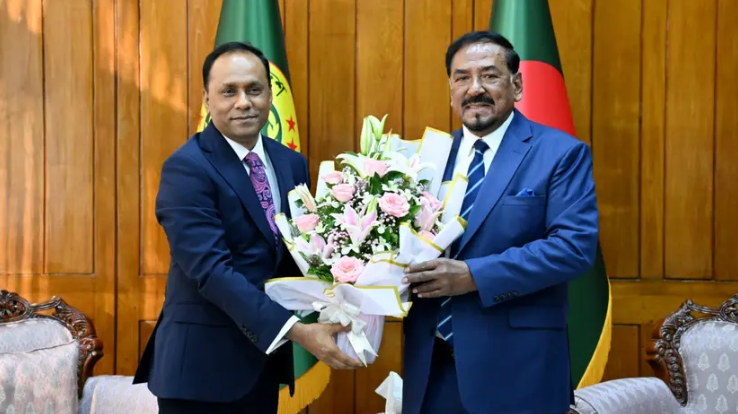 রাষ্ট্রপতির দায়িত্বভার গ্রহণ উপলক্ষ্যে হাফিজ উদ্দিনকে ফুলেল শুভেচ্ছা