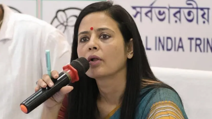 পশ্চিমবঙ্গে মহুয়া মৈত্রীর ওপর ডিম নিক্ষেপ, হামলাকে বৈধতা দিলেন মন্ত্রী