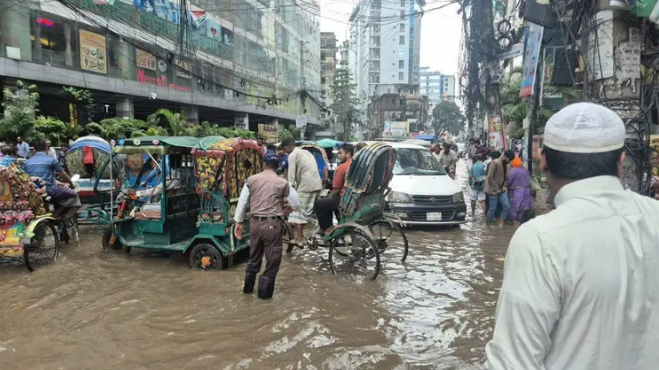 ভারী বৃষ্টিতে ডুবেছে রাজধানীর বিভিন্ন এলাকা, দুর্ভোগে নগরবাসী