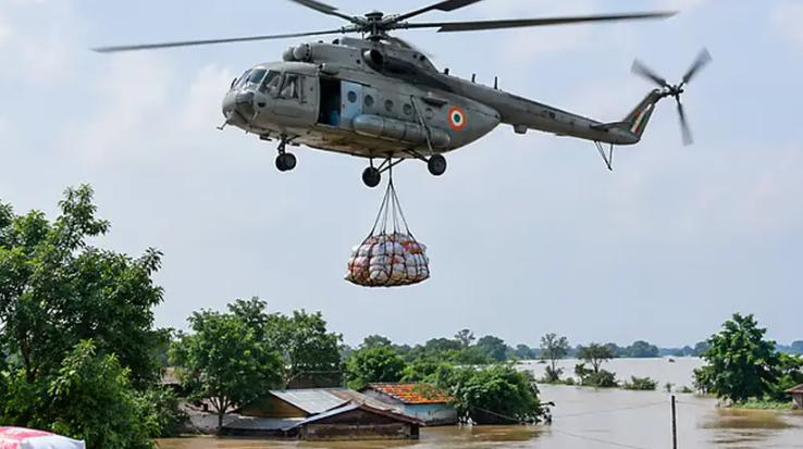 ভারতে বিমানবাহিনীর হেলিকপ্টার থেকে ফেলা ত্রাণ মাথায় পড়ে বৃদ্ধ নিহত